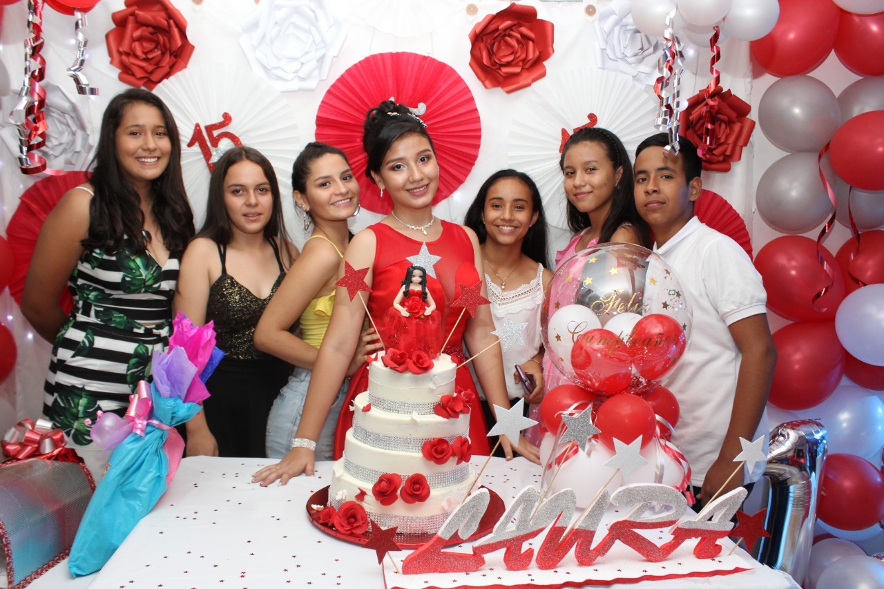 La quinceañera en compañía de sus amigas.